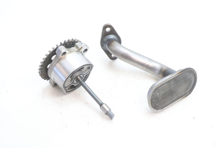 photo de POMPE A HUILE SUZUKI GSR 600 (2005 - 2012) - Gros plan technique