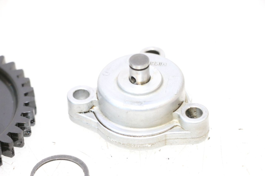 photo de POMPE A HUILE PEUGEOT SATELIS COMPRESSOR K15 125 (2006 - 2009) - Gros plan technique