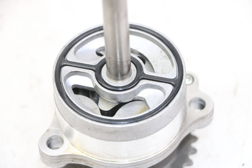 photo de POMPE A HUILE SUZUKI GSX F GSXF 650 (2007 - 2015) - Autre angle de vue