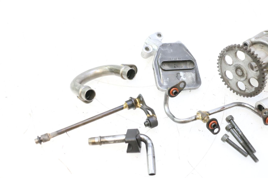 photo de POMPE A HUILE YAMAHA YZF R GENESIS 750 (1993 - 1998) - Gros plan technique
