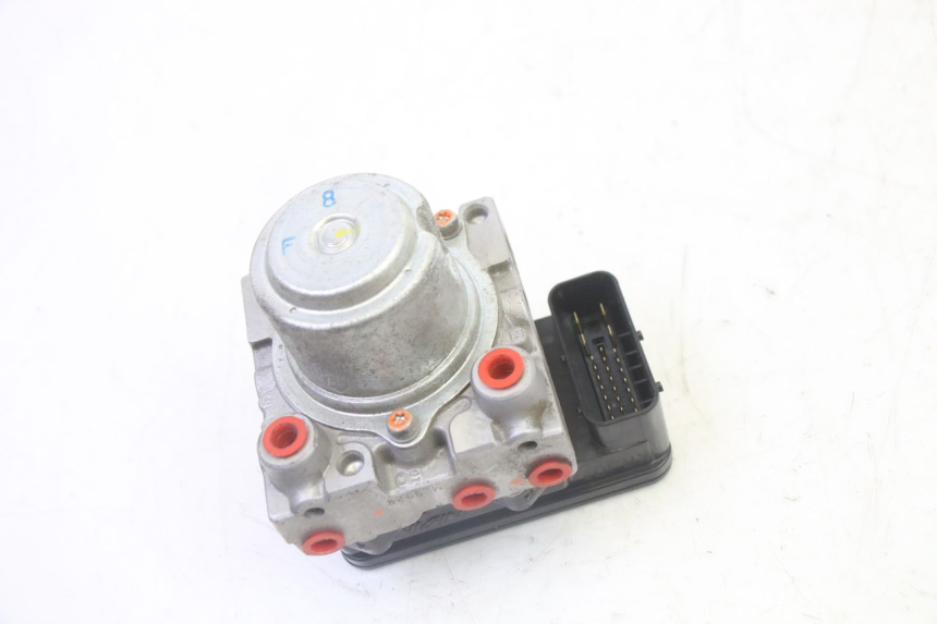 photo de POMPE ABS HONDA FES S-WING SWING ABS 125 (2007 - 2015) - Gros plan technique