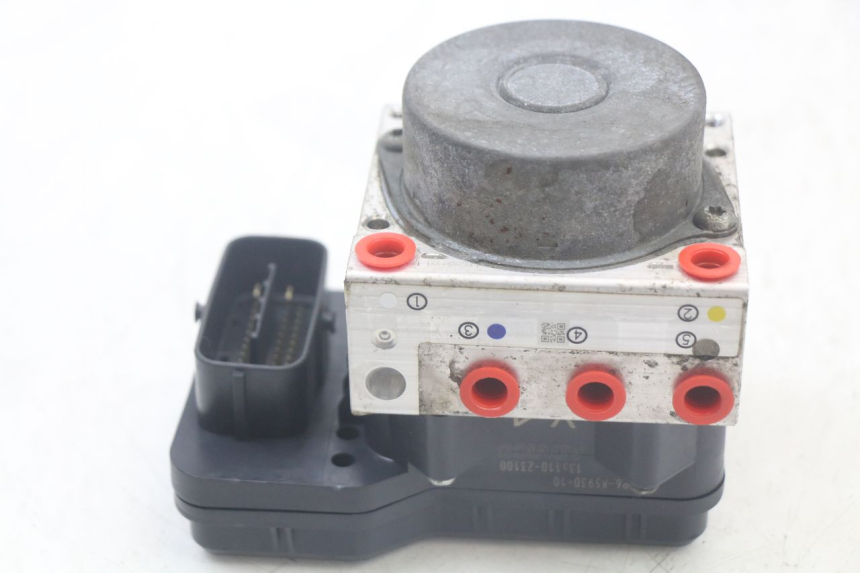 photo de POMPE ABS YAMAHA FJR ABS 1300 (2006 - 2012) - Gros plan technique