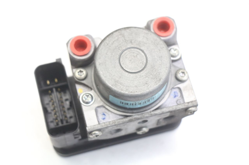 photo de POMPE ABS HONDA FORZA 125 (2015 - 2016) - Gros plan technique