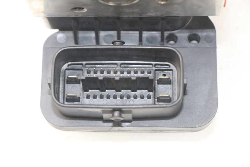 photo de POMPE ABS  YAMAHA FZ8 800 (2010 - 2016) - Gros plan technique