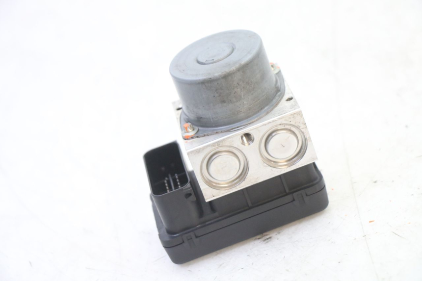 photo de POMPE ABS  SUZUKI GSR 750 (2011 - 2017) - Gros plan technique