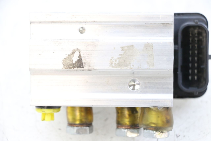 photo de POMPE ABS  HUSQVARNA SVARTPILEN 401 (2018 - 2023) - Gros plan technique