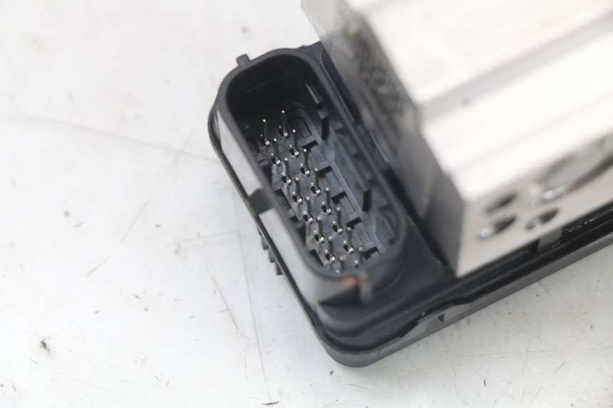 photo de POMPE ABS  ROYAL ENFIELD CONTINENTAL GT 650 (2019 - 2024) - Gros plan technique