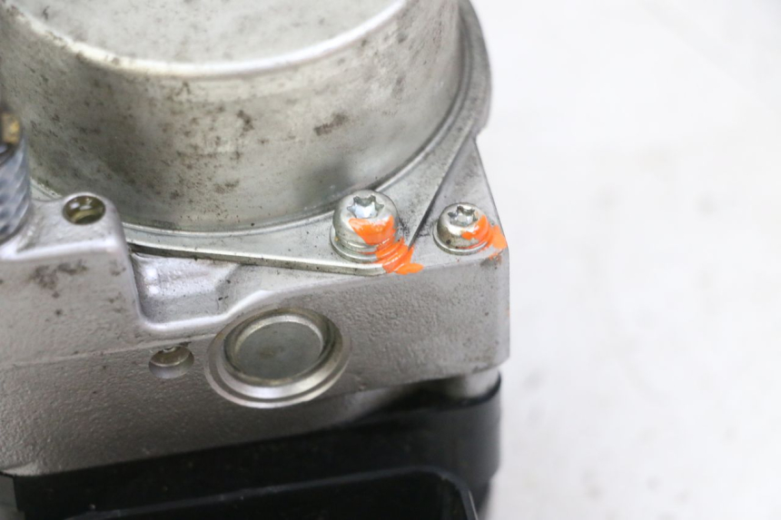 photo de POMPE ABS  PEUGEOT SATELIS 125 (2013 - 2018) - Gros plan technique