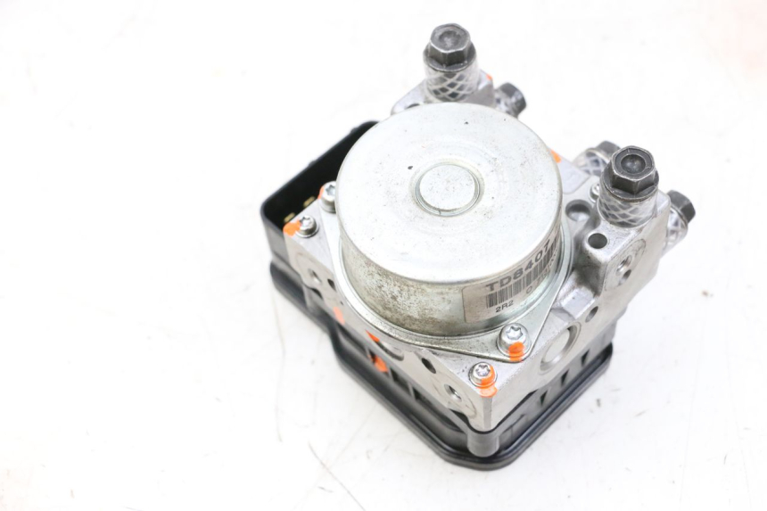 photo de POMPE ABS  PEUGEOT SATELIS 125 (2013 - 2018) - Gros plan technique