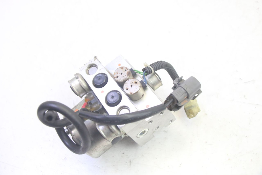 photo de POMPE ABS  YAMAHA TDM ABS 900 (2002 - 2014) - Gros plan technique