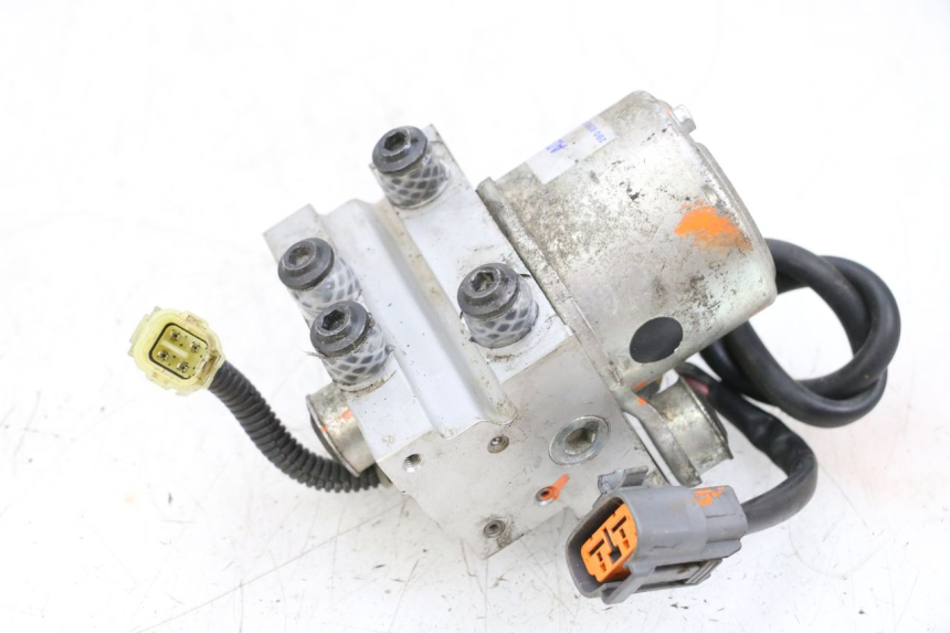 photo de POMPE ABS  YAMAHA TDM ABS 900 (2002 - 2014) - Gros plan technique