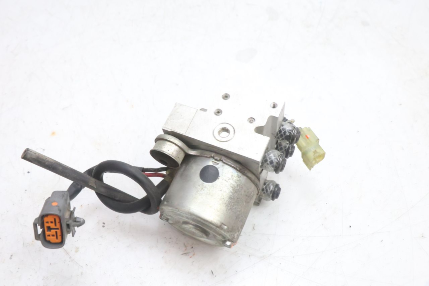 photo de POMPE ABS  YAMAHA TDM ABS 900 (2002 - 2014) - Gros plan technique