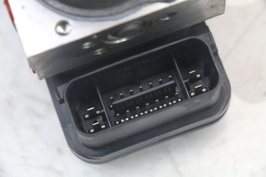 photo de POMPE ABS YAMAHA XMAX X-MAX ABS 125 (2017 - 2020) - Gros plan technique