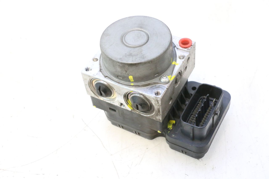 photo de POMPE ABS YAMAHA X-MAX XMAX 125 (2010 - 2013) - Gros plan technique