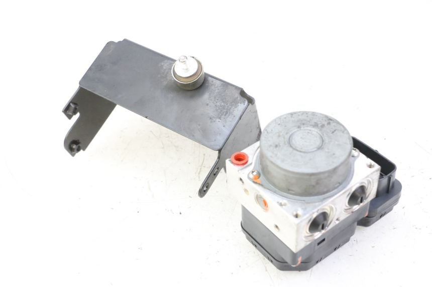 photo de POMPE ABS  YAMAHA XJ6 ABS 600 (2008 - 2016) - Gros plan technique