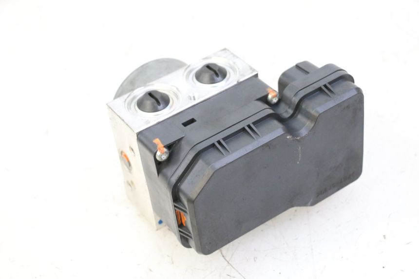 photo de POMPE ABS  YAMAHA XJ6 ABS 600 (2008 - 2016) - Points de fixation