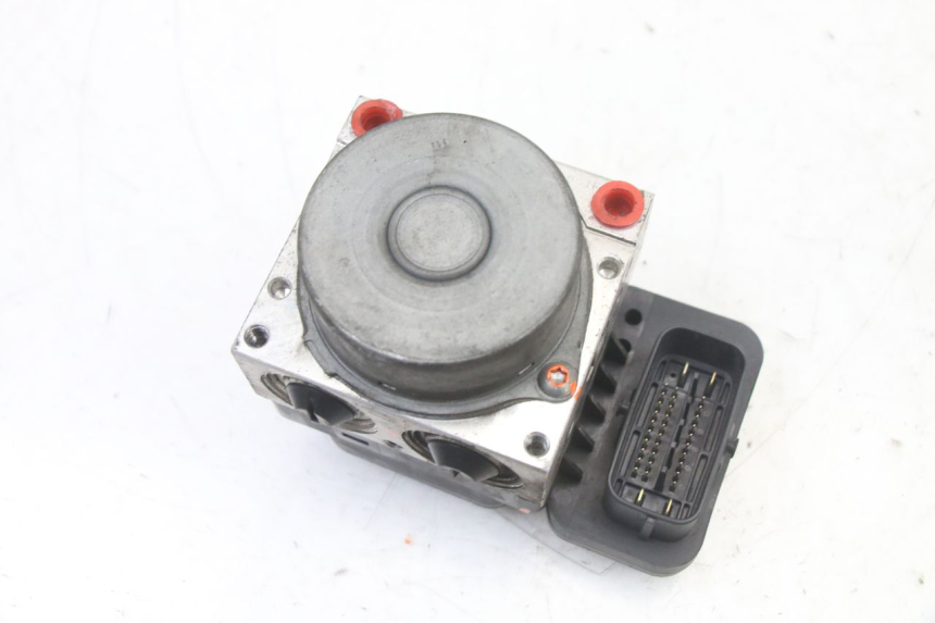 photo de POMPE ABS YAMAHA X-MAX XMAX ABS 250 (2010 - 2014) - Gros plan technique