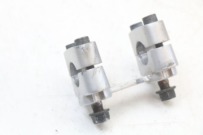 photo de PONTET DE GUIDON YAMAHA BW'S BWS 125 (2010 - 2013) - Gros plan technique