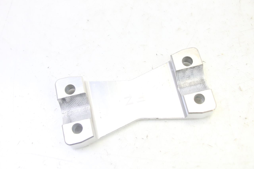 photo de PONTET DE GUIDON YAMAHA FZ6 N FAZER 600 (2004 - 2006) - Zoom état d’usage