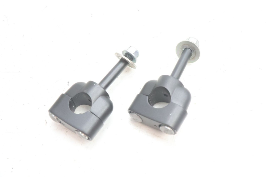 photo de PONTET DE GUIDON YAMAHA FZ8 800 (2010 - 2016) - Gros plan technique