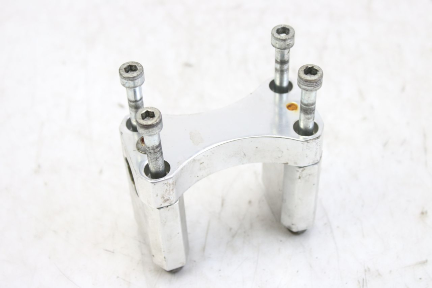 photo de PONTET DE GUIDON ZHEJIANG XMOTOS XB-81 50 - Gros plan technique