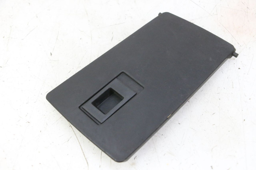 photo de PORTE BOITE A GANTS PEUGEOT CITYSTAR 50 (2013 - 2017) - Zoom état d’usage