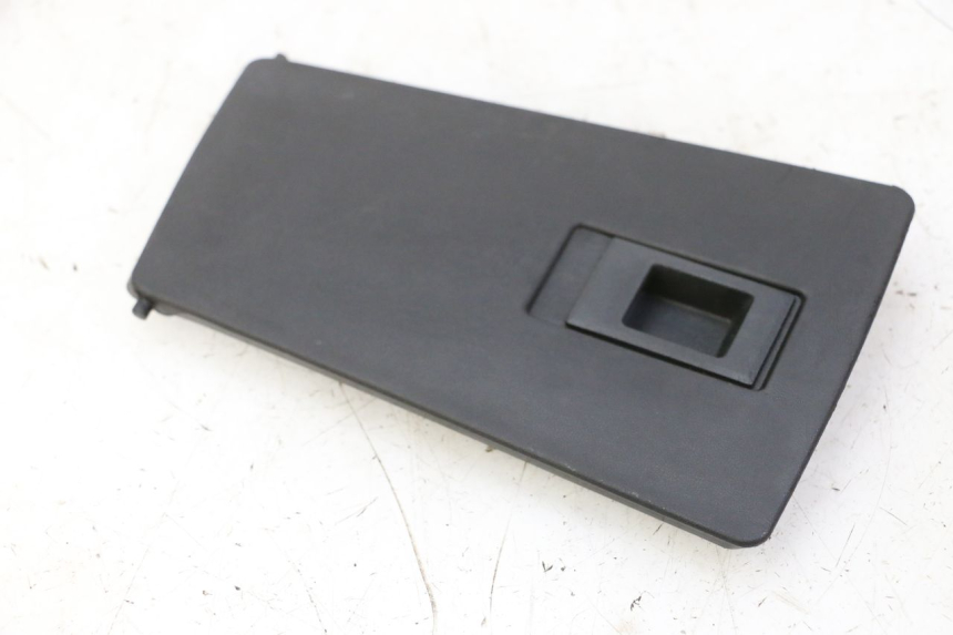 photo de PORTE BOITE A GANTS PEUGEOT CITYSTAR 50 (2013 - 2017) - Autre angle de vue