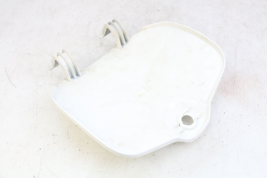 photo de PORTE BOITE A GANTS SYM FIDDLE 3 III 125 (2014 - 2020) - Détail de la pièce