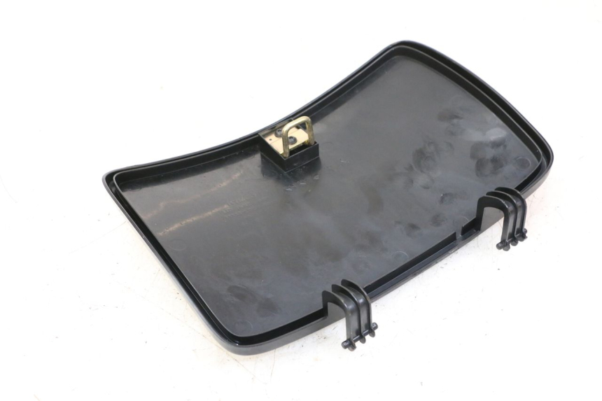 photo de PORTE BOITE A GANTS KYMCO PEOPLE S 125 (2000 - 2008) - Détail de la pièce