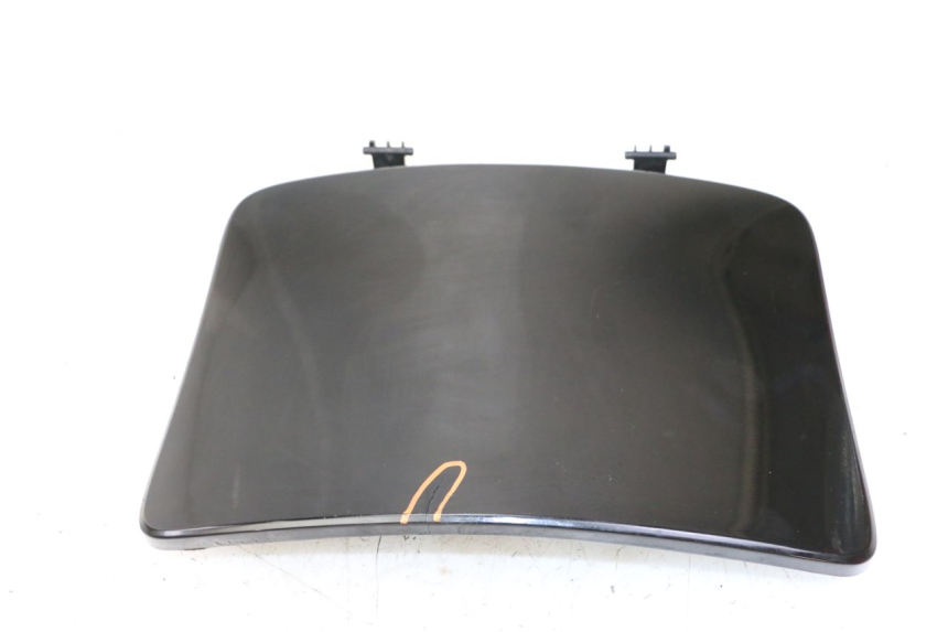 photo de PORTE BOITE A GANTS KYMCO PEOPLE S 125 (2000 - 2008) - Gros plan technique