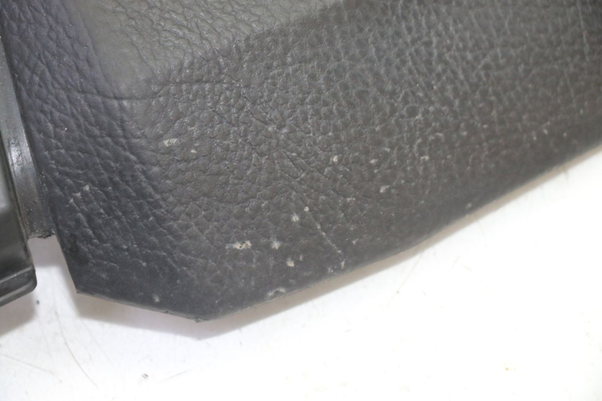 photo de PORTE BOITE A GANTS PIAGGIO MP3 HPE 350 (2018 - 2020) - Gros plan technique