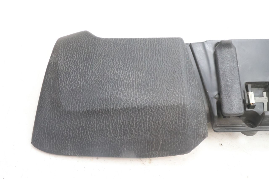 photo de PORTE BOITE A GANTS PIAGGIO MP3 500 (2016 - 2018) - Détail de la pièce