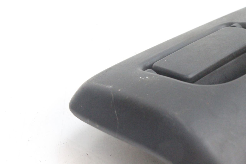 photo de PORTE BOITE A GANTS HONDA PCX (JF28) 125 (2009 - 2011) - Zoom état d’usage