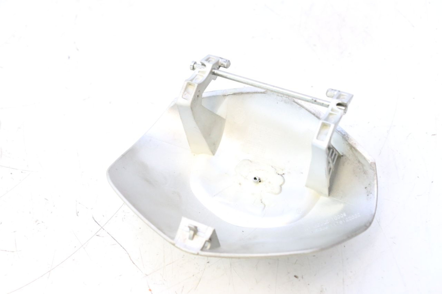 photo de PORTE BOITE A GANTS PEUGEOT SATELIS 125 (2013 - 2018) - Zoom état d’usage