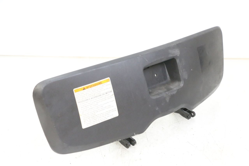 photo de PORTE BOITE A GANTS SUZUKI BURGMAN 125 (2007 - 2014) - Gros plan technique