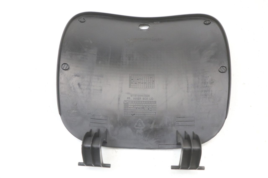 photo de PORTE BOITE A GANTS PEUGEOT TWEET 125 (2018 - 2021) - Autre angle de vue