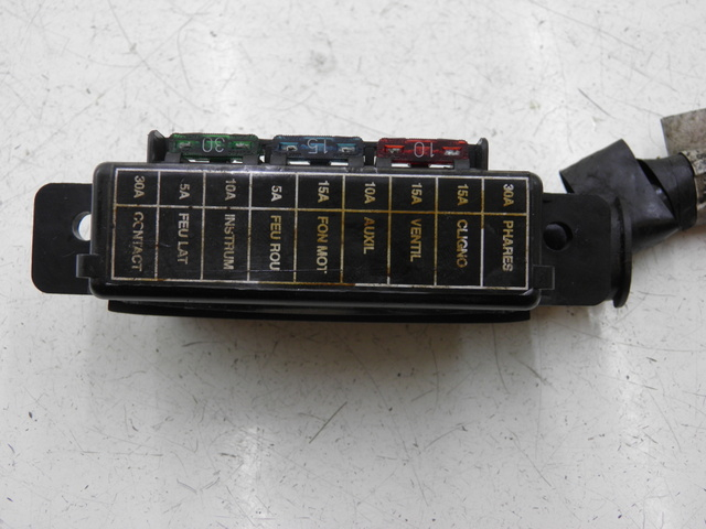 photo de PORTE FUSIBLE TRIUMPH TROPHY 1200 (1996 - 2003) - Autre angle de vue