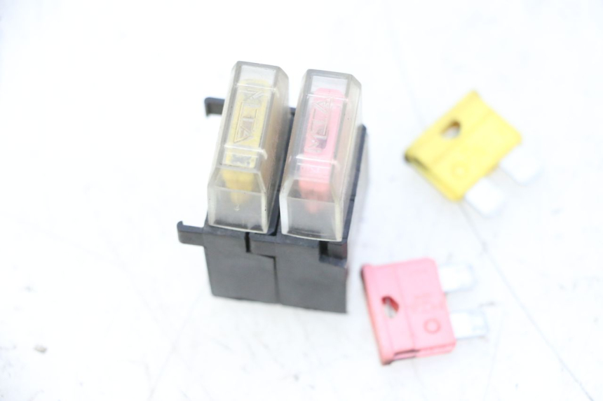 photo de PORTE FUSIBLE YAMAHA YP MAJESTY 125 (2007 - 2010) - Autre angle de vue