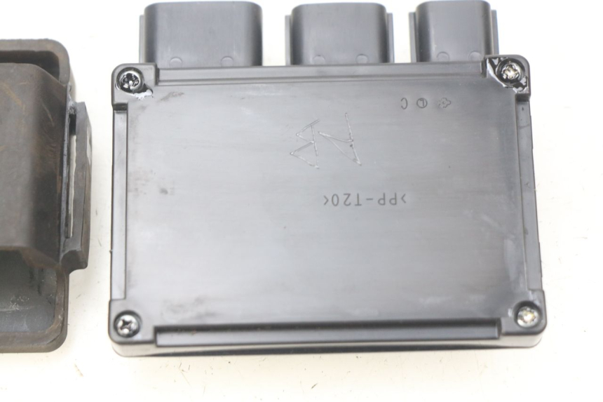 photo de PORTE FUSIBLE KAWASAKI Z 650 (2016 - 2019) - Gros plan technique