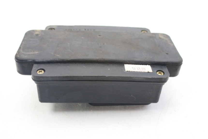 photo de PORTE FUSIBLE KAWASAKI ZZR 600 (1995 - 2004) - Gros plan technique