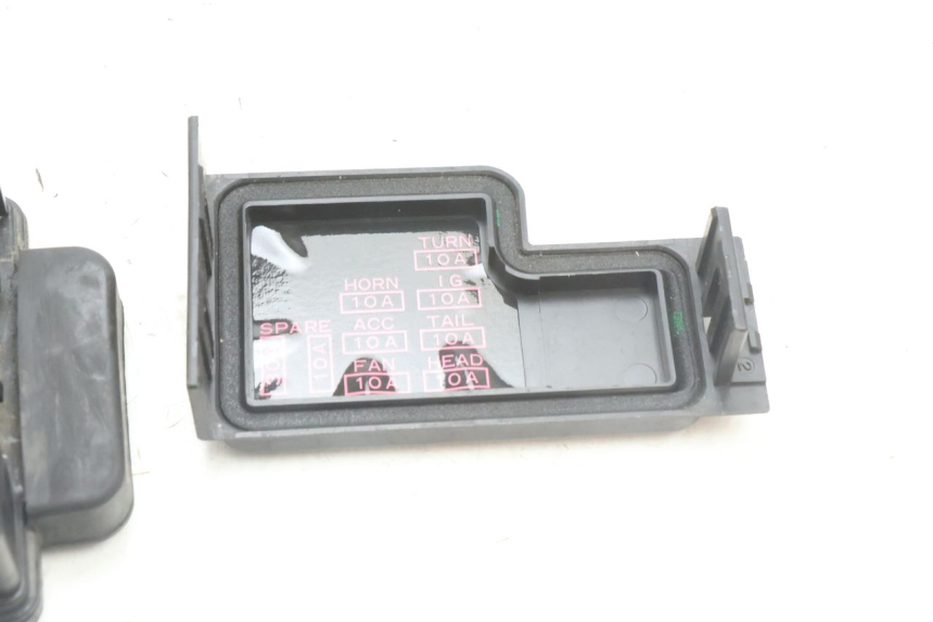 photo de PORTE FUSIBLE KAWASAKI ZZR 600 (1995 - 2004) - Zoom état d’usage