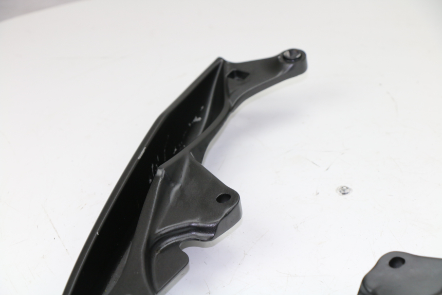 photo de PORTE PAQUET HONDA PCX (JF28) 125 (2009 - 2011) - Points de fixation