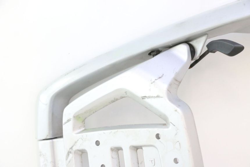 photo de PORTE PAQUET PEUGEOT SATELIS 125 (2013 - 2018) - Zoom état d’usage