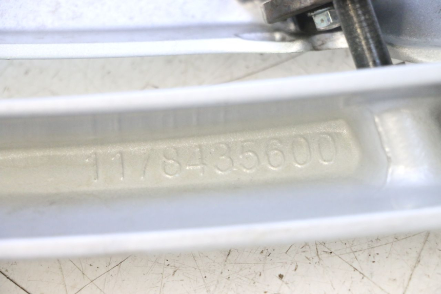 photo de PORTE PAQUET PEUGEOT SATELIS 125 (2013 - 2018) - Gros plan technique
