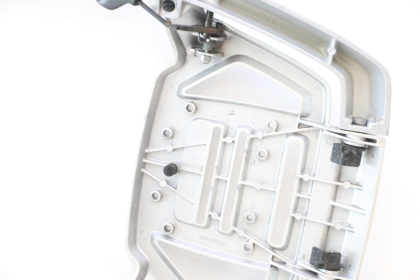 photo de PORTE PAQUET PEUGEOT SATELIS 125 (2013 - 2018) - Points de fixation