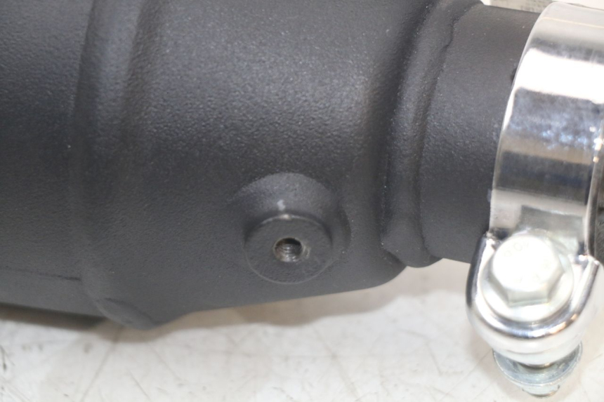 photo de POT ECHAPPEMENT DROIT ROYAL ENFIELD CONTINENTAL GT 650 (2019 - 2024) - Gros plan technique