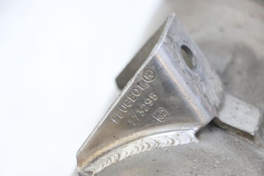 photo de POT ECHAPPEMENT PEUGEOT SATELIS 125 (2013 - 2018) - Gros plan technique