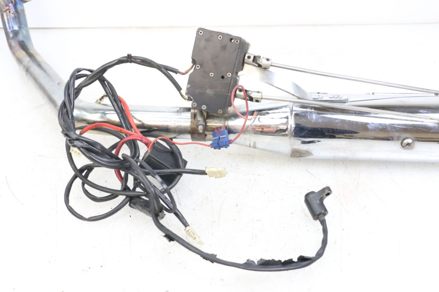 photo de POT ECHAPPEMENT HARLEY DAVIDSON SPORTSTER XL CUSTOM 1200 (2003 - 2004) - Gros plan technique