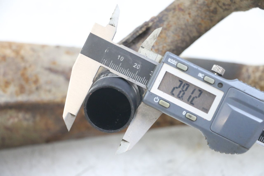 photo de POT ECHAPPEMENT PEUGEOT XP6 50 (1997 - 2003) - Gros plan technique