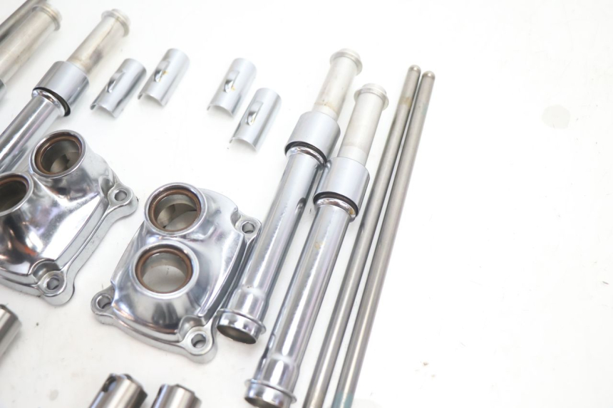 photo de POUSSOIR HYDRAULIQUE HARLEY DAVIDSON ROAD GLIDE FLTRXSE 1920 (2018 - 2022) - Points de fixation